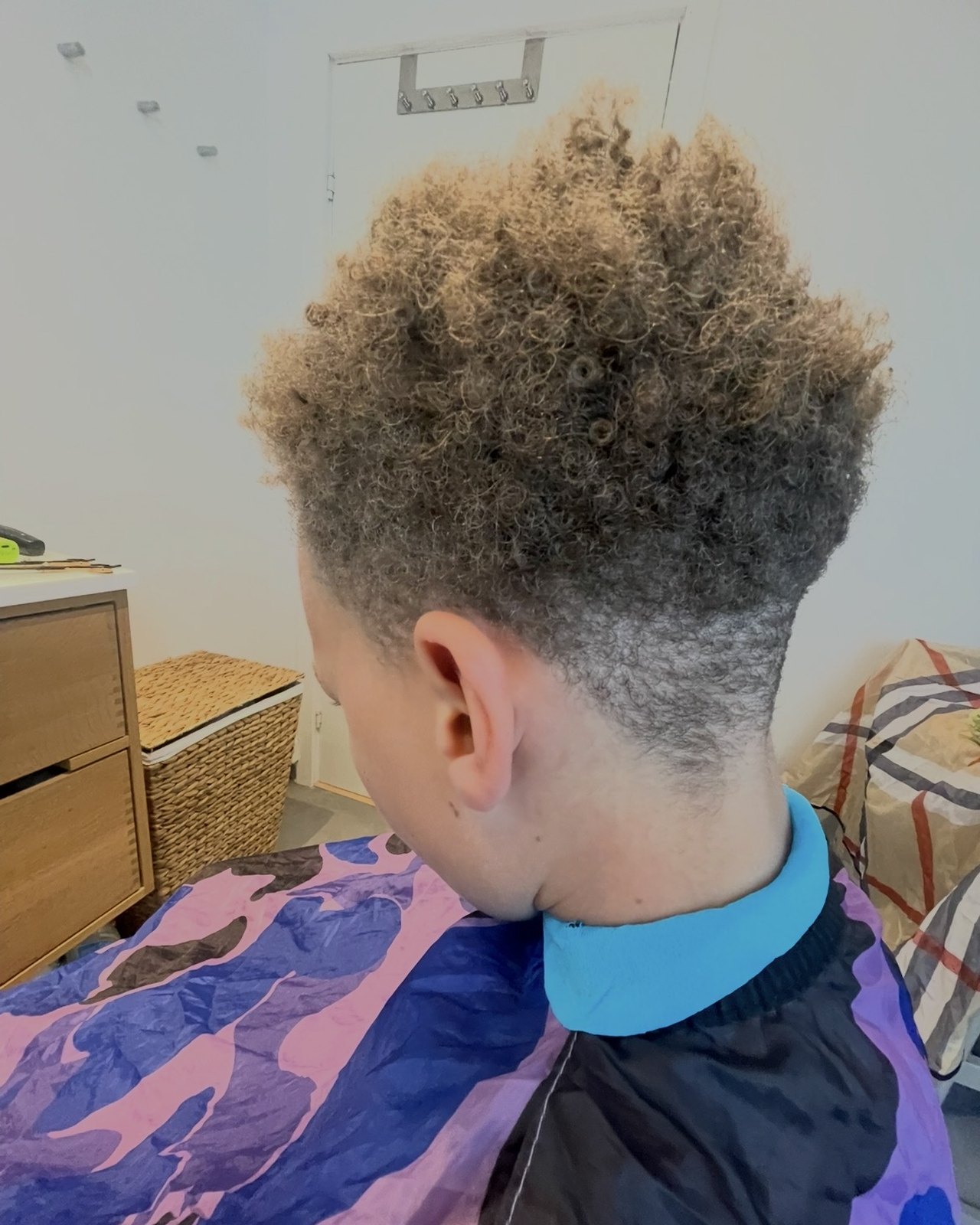 Efter klipning — skin fade med krøller